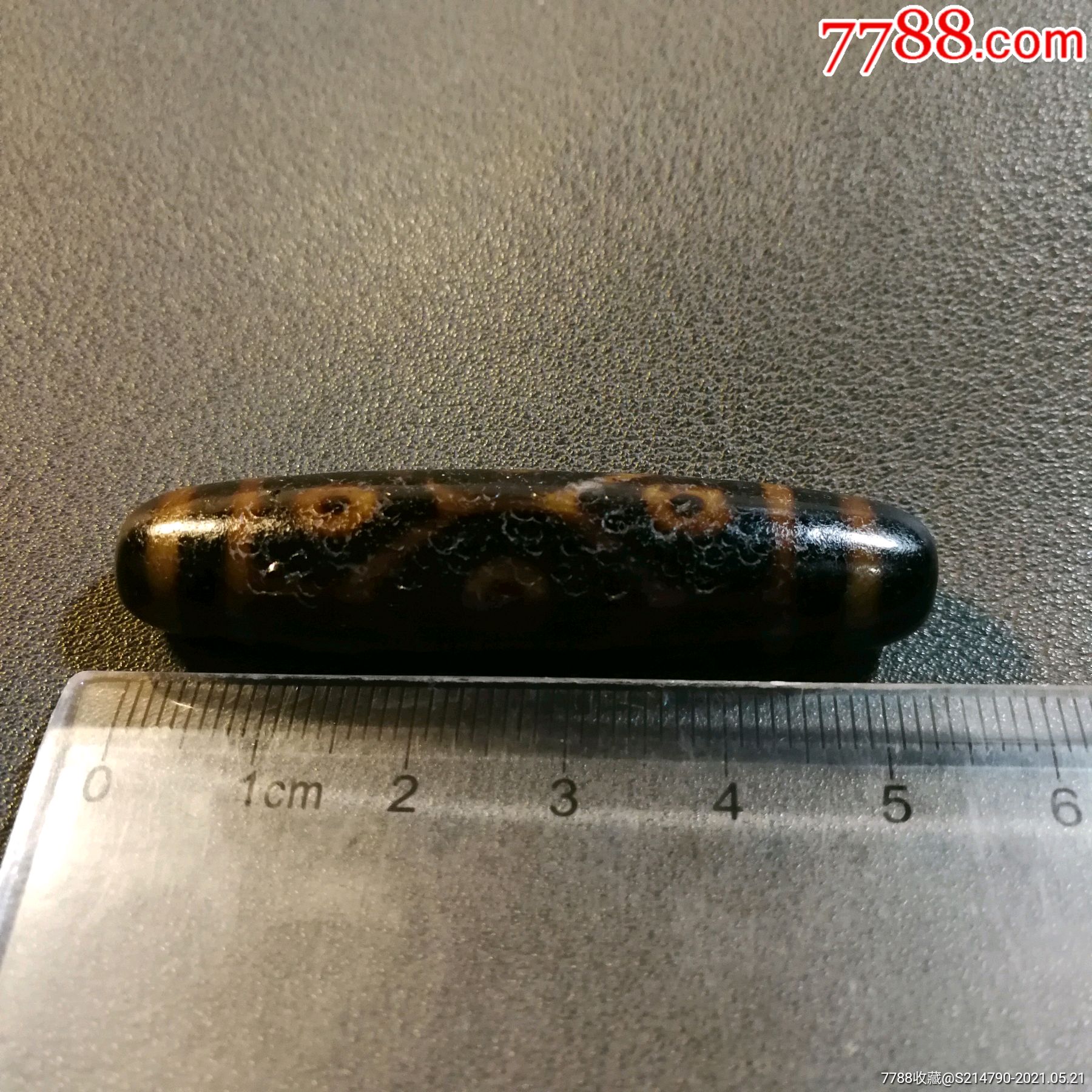 藏传牙黄龟甲九眼天珠,孔径55宽13毫米,玛瑙原矿珠,品相完整无裂,图腾