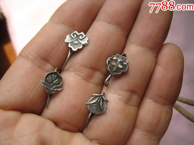 4个好品相雕刻精美的古代银耳钉
