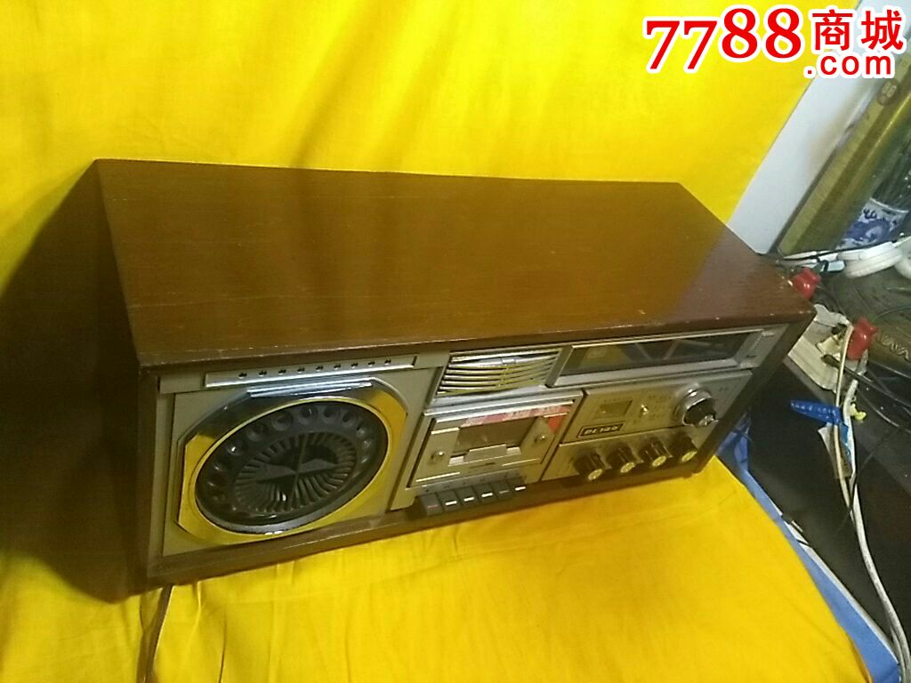 一台【名牌红灯木壳收录机】声音洪亮一切正常