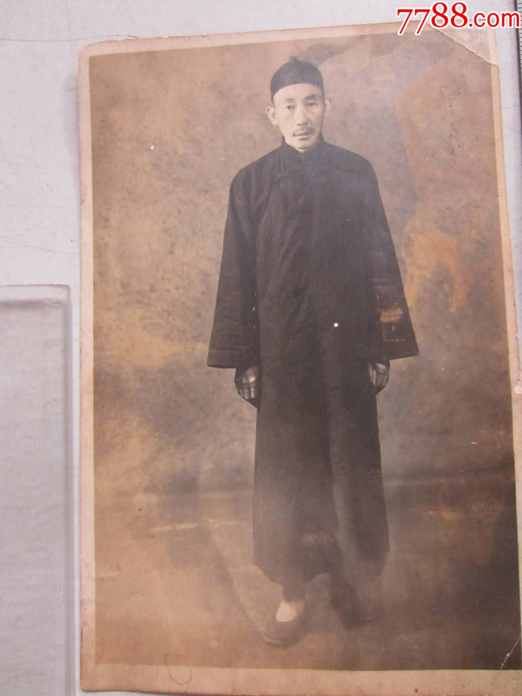 穿旗袍男子留影(老照片)