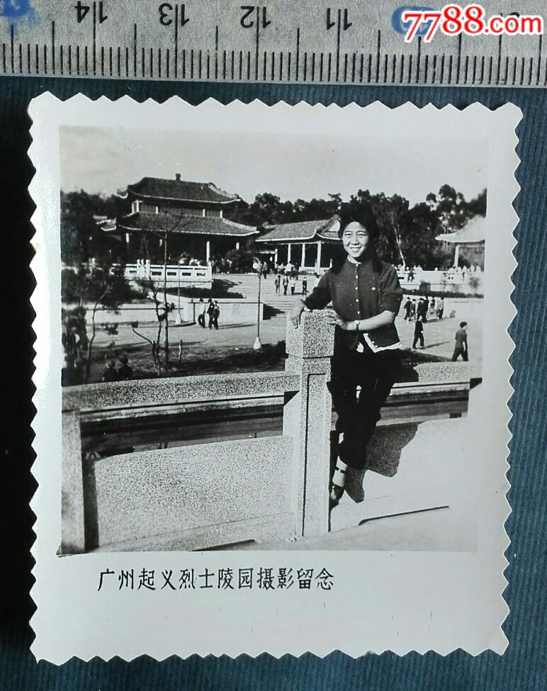 美女广州起义烈士陵园摄影纪念