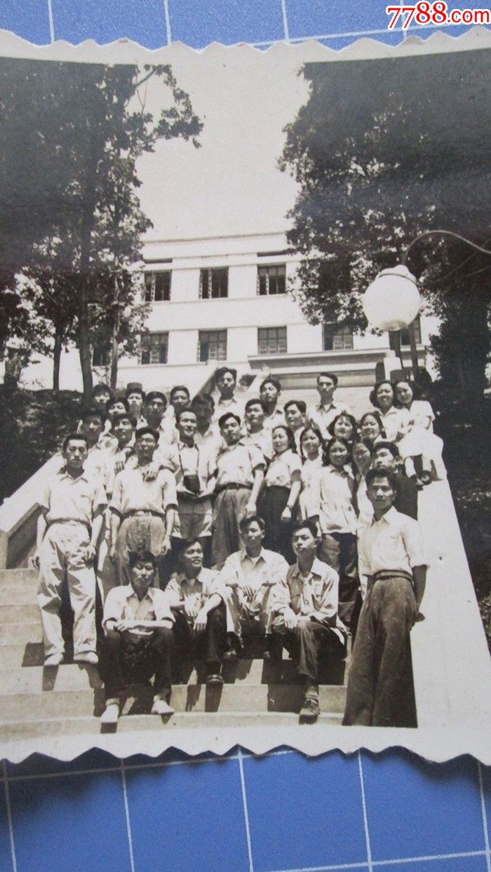 1957年老照片:安徽师范学院中文系第三届全体毕业生合影【公私合营