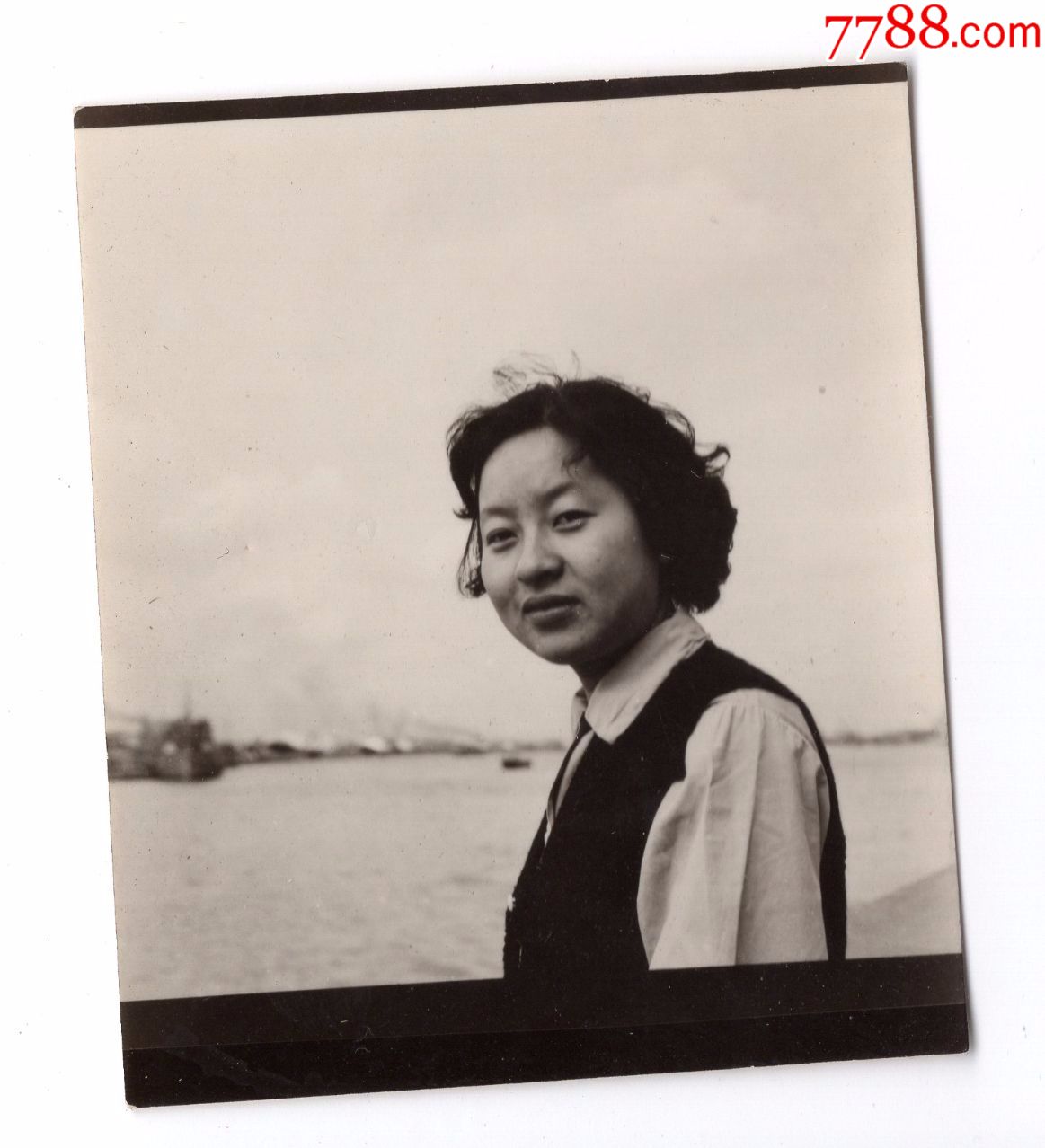 70年代美女老照片1张(尺寸约5.5*6.5厘米)