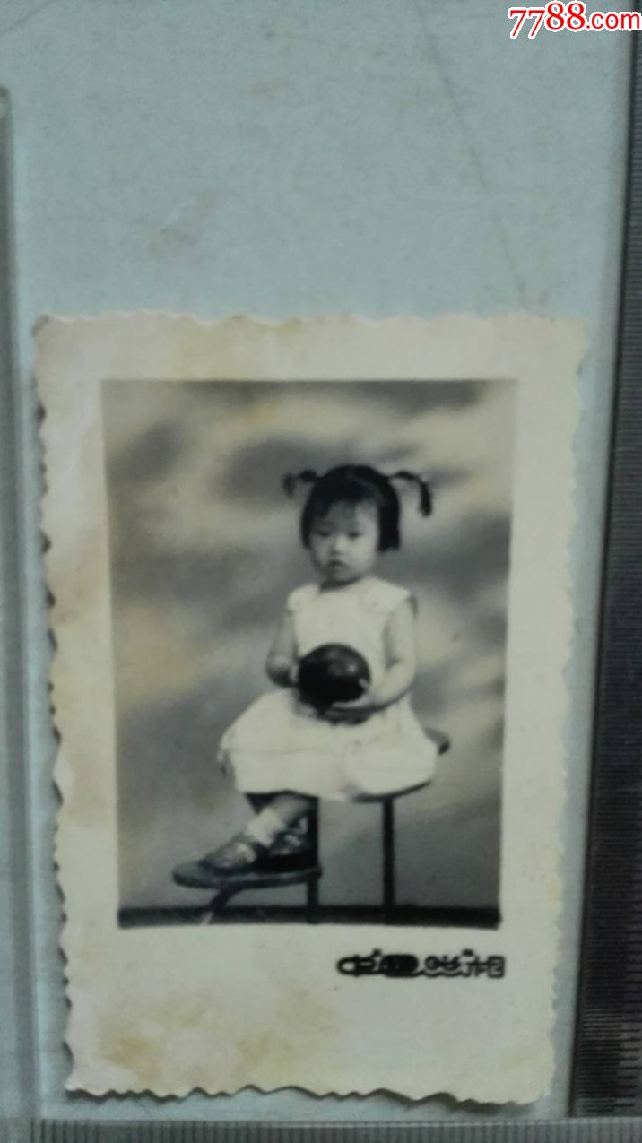 中国照相小女孩抱球留影老照片