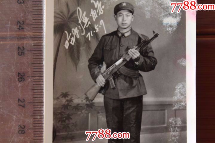 室内布景照-哈尔滨留念-71.5.7-手拿冲锋枪的军人