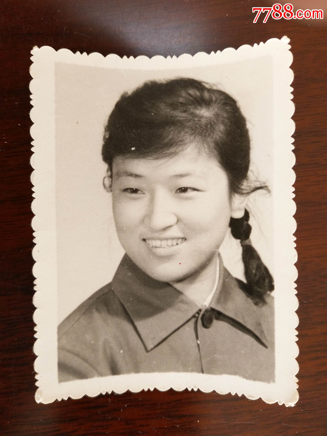 七十年代一个漂亮的姑娘留影_老照片_古城白塔收藏