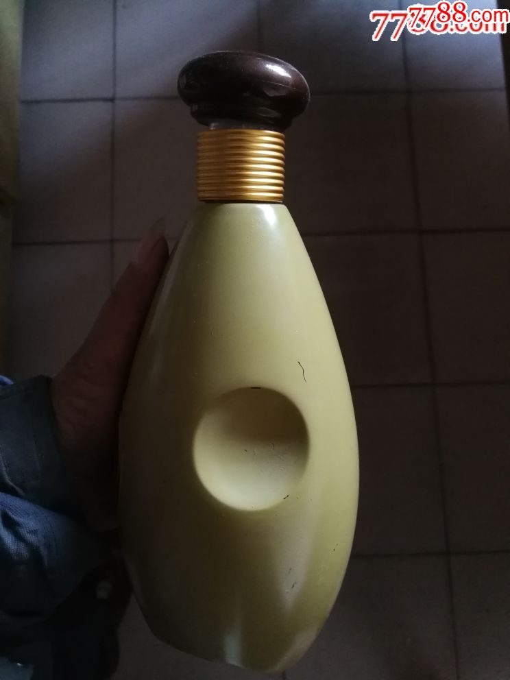 漂亮的陶醉酒瓶一个