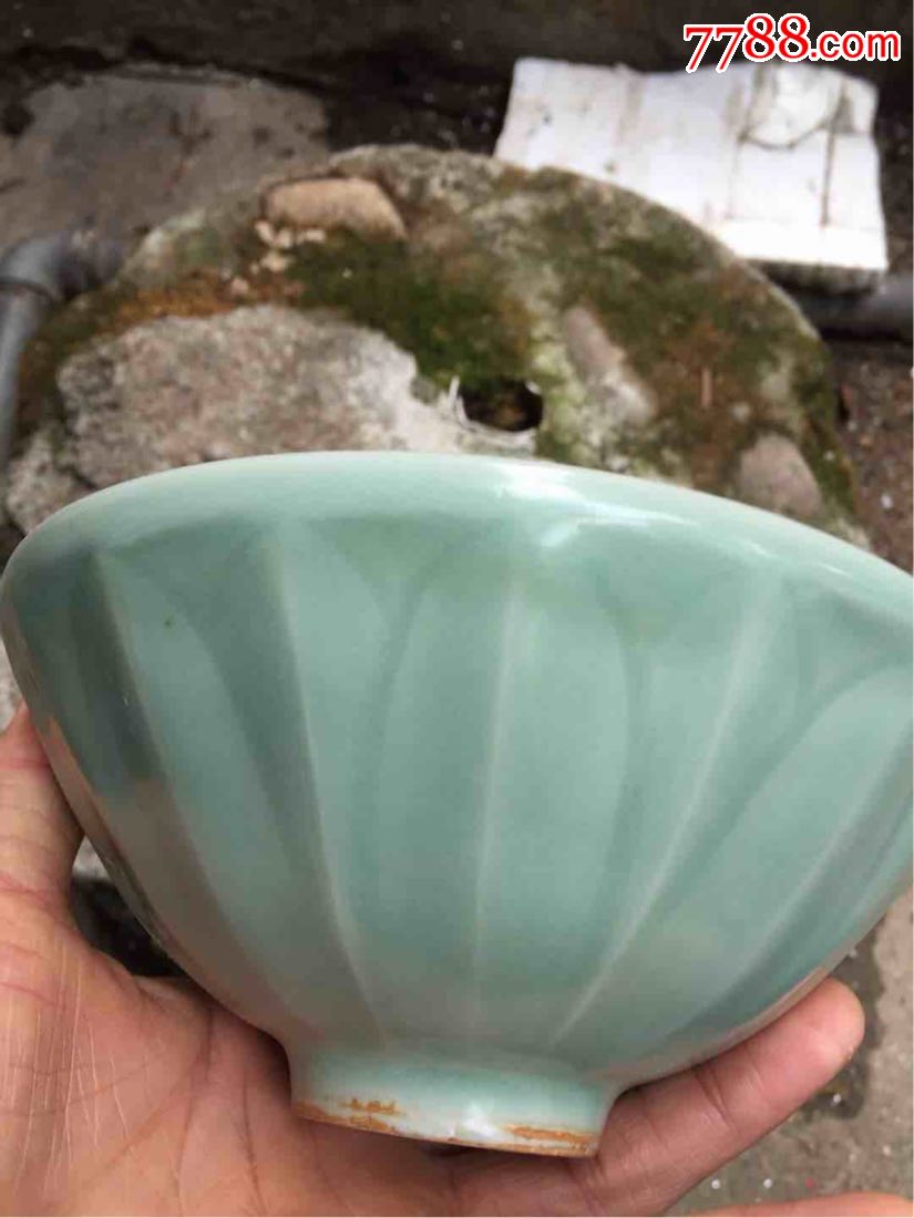龙泉青瓷莲瓣纹碗
