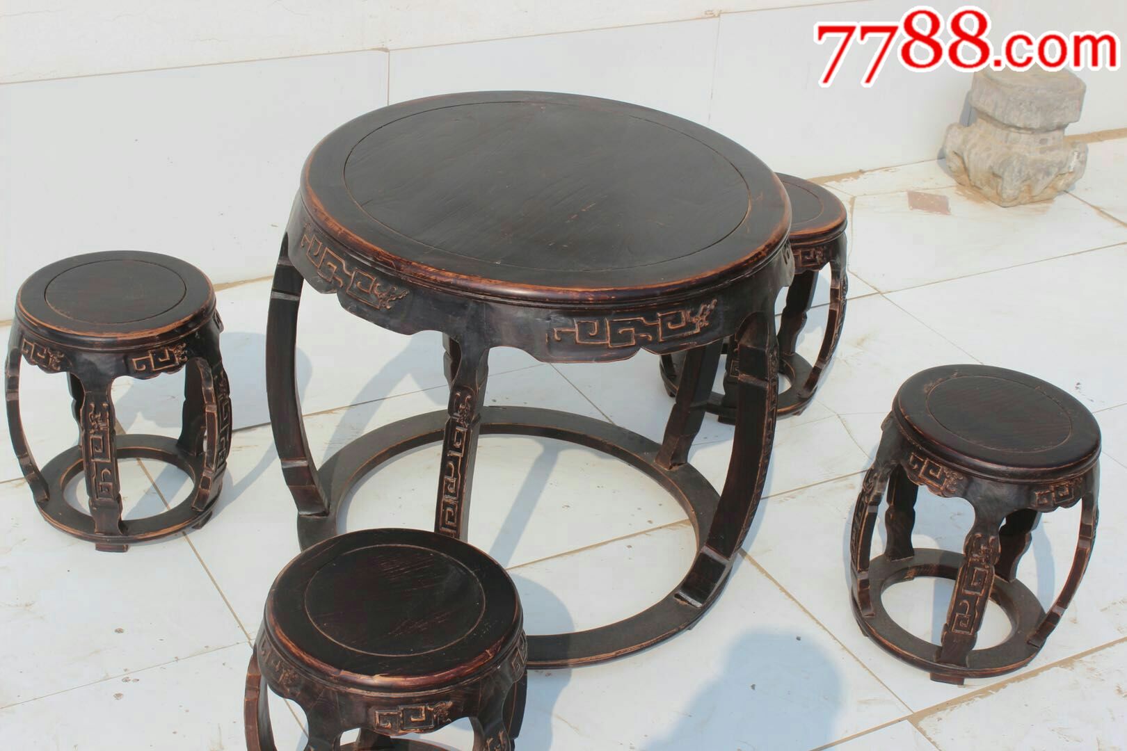 圆桌带秀墩,材质:紫榆木,用餐打牌下棋聊天喝茶