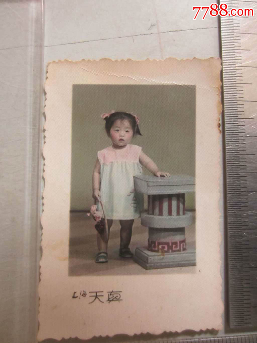 上海天真拿玩具小女孩留影老照片