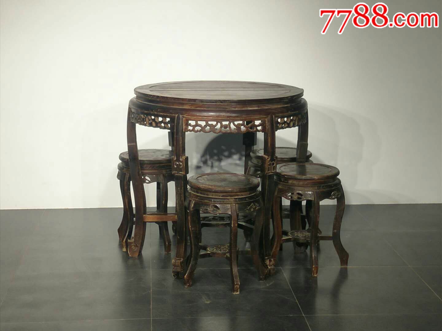 圆桌带秀墩,材质:紫榆木,可分开靠墙摆设,用餐打