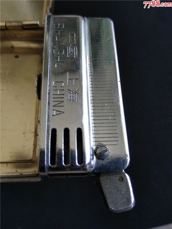 上世纪60-70年代中国上海葵花牌打火机烟盒2