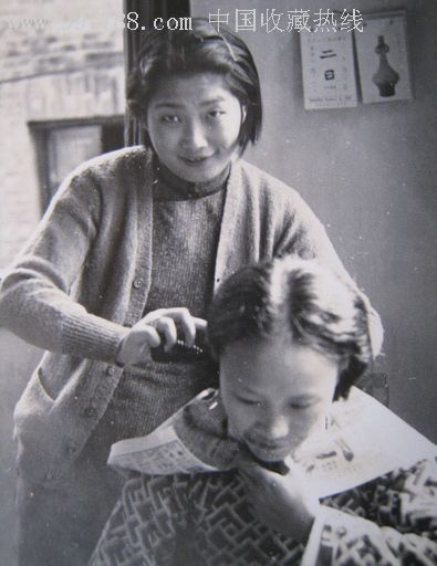 民国俩美女在整理头发