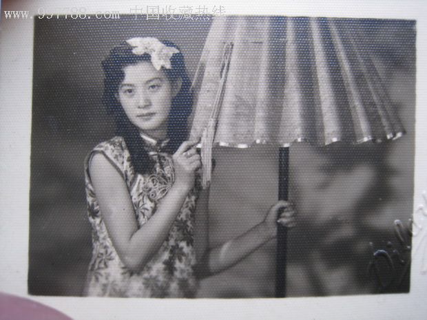扶着台灯的民国美女女人味浓极了(上海蝶来)