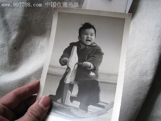 大尺寸儿童照片:有趣来张大嘴巴笑嘻嘻的70年代骑小木马的儿童照片