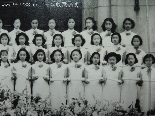 上海中西女中1947年初三毕业合影(漂亮的旗袍女孩手捧