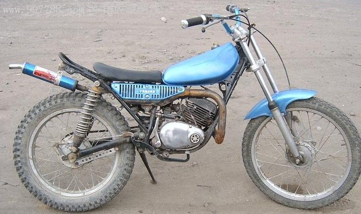 70年代出厂的进口yamaha二冲125古董摩托车