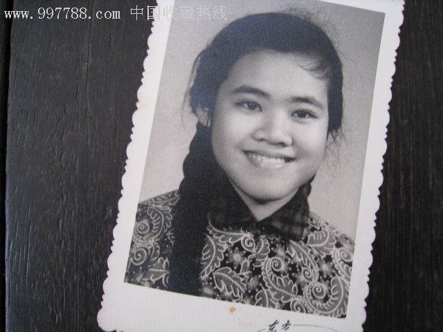 七十年代一个拥有一双美丽的大眼睛,辫子粗又长的上海姑娘照片之1