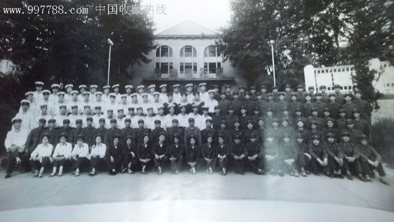 "1975年中国人民解放军空军气象学校第十学员队毕业留念"照片好品29*