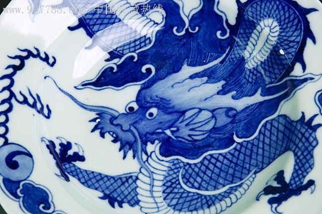 清代官窑古瓷器-"大清光绪年制"款白地过龙青花瓷盘