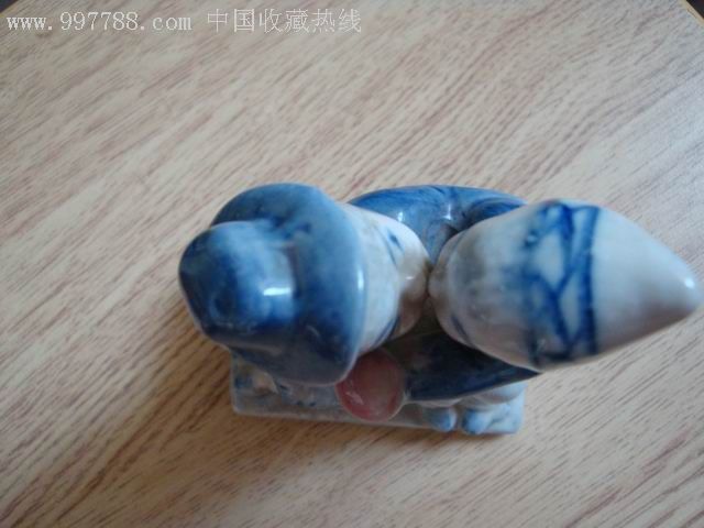 抱着亲嘴的青花加彩小情侣摆件一个,造型漂亮