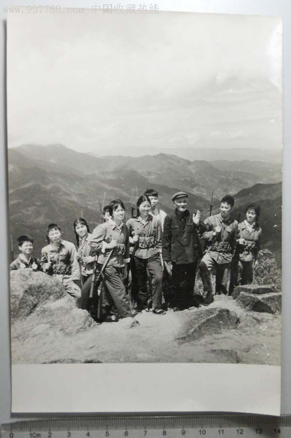 约为文革时期:老革命在重上井冈山上讲述过程合影照片