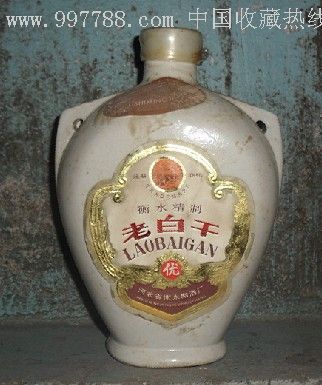 古老的瓷瓶精制衡水老白干酒一瓶,膜出厂就是包不住盖子,卖酒瓶送里面