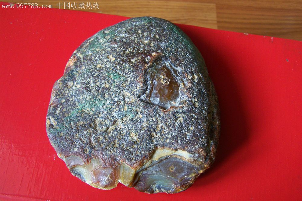 灰白相间的玛瑙雨花石(原石)——《湖中小岛》