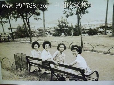 民国后期漂亮四姐妹背影的微笑在大街上合影老照片(少见)