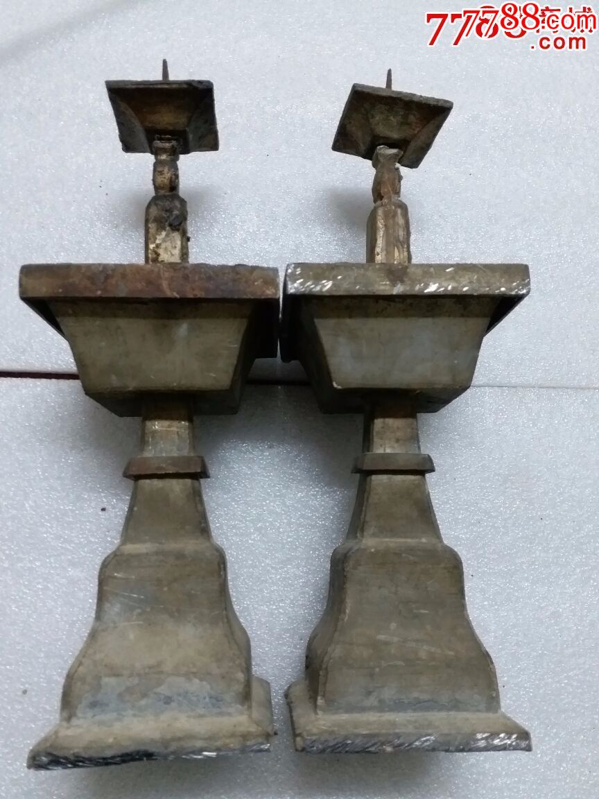 一对老锡蜡台,得拍了补差邮费20元,一面有验货摩擦痕迹,顶端方块可以
