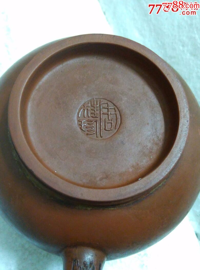 周桂珍紫砂壶雕刻童子紫砂壶,盖带篆字章底带款,壶有磕碰具体看图