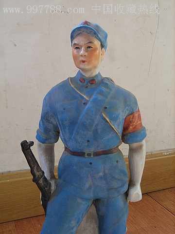 彩瓷雕塑《红军战士》