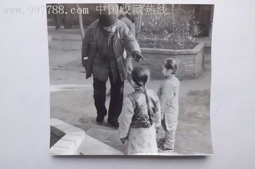 黑白老照片教训小孩