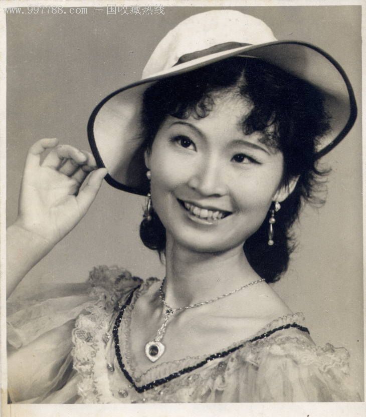 80年代初期美女照(对角线长21厘米)