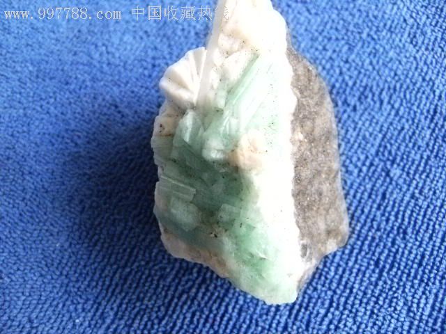 天然绿宝石原石