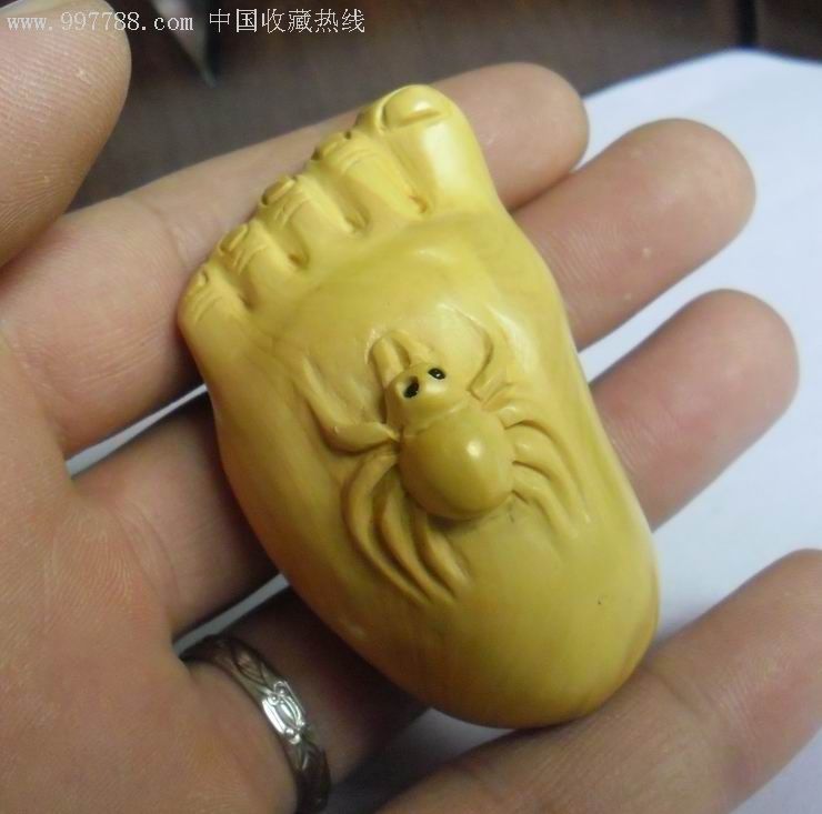 2寸黄杨木精雕手把件知足常乐2