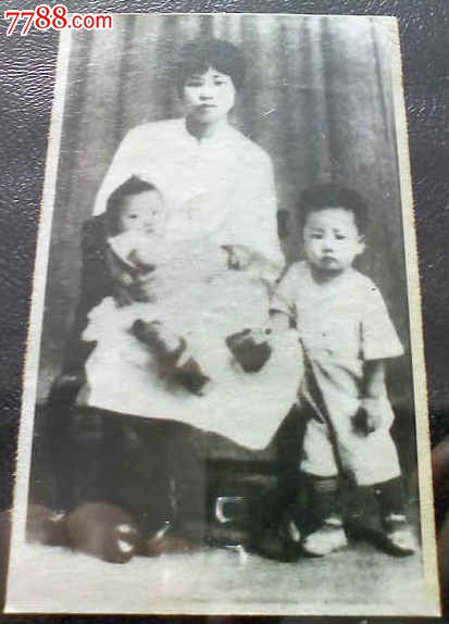 <em>杨开慧</em>和<em>子女</em>_小画片_金屋藏品【中国收藏热