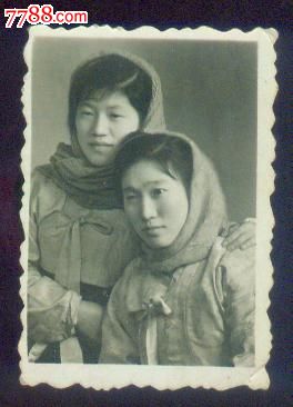 围头巾的两个朝鲜美女_老照片_影像会馆【7788收藏