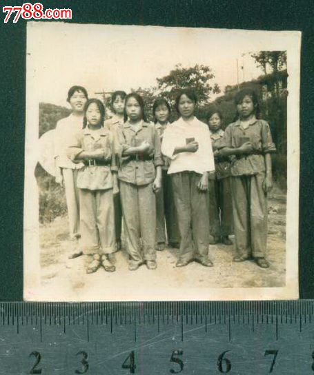 手捧红宝书,<em>女生战斗队</em>,老照片-- 个人照片,老照
