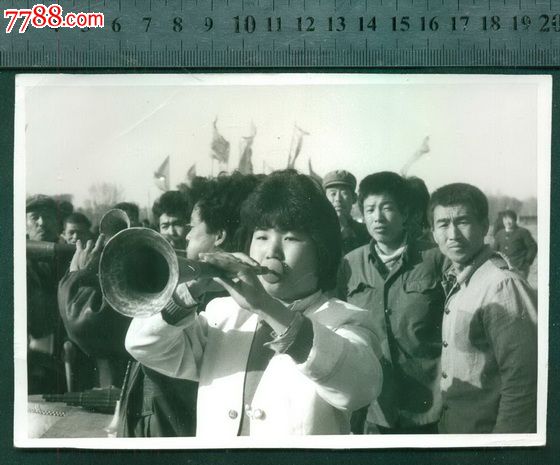 农村集会上的<em>女唢呐</em>手,大照片12厘米-18厘米,