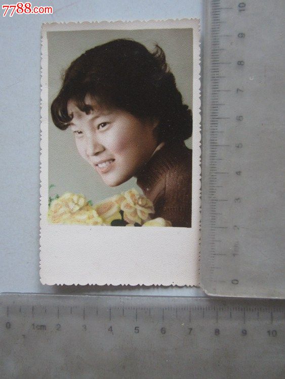 <em>漂亮女人手</em>拿鲜花(老照片)-se28389143-7788