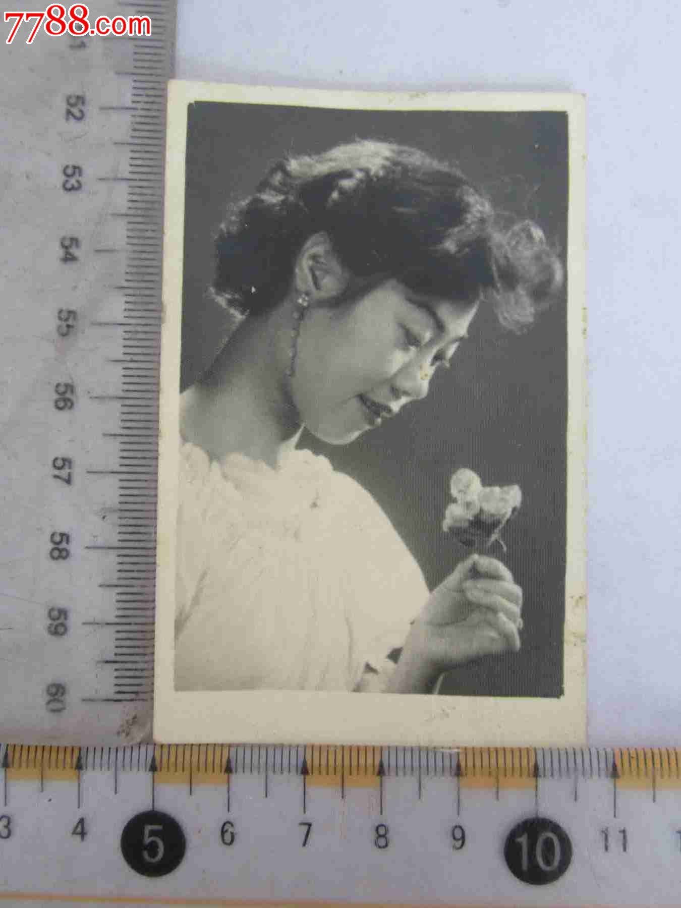 <em>漂亮女人手</em>拿鲜花留影(老照片)-se28508911-7