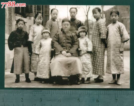 摄政王载沣和<em>儿女</em>们,后排中为<em>溥仪</em>-se2853700