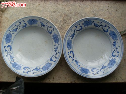 七十年代,景德镇制青花莲子花盘子一对(直径:20厘米)