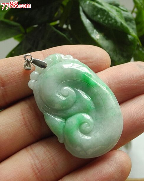 正品a货翡翠.漂阳绿如意挂件,厚装饱满.色泽靓丽.