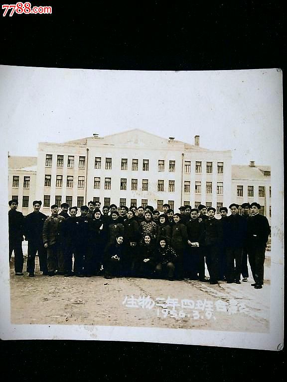 魅力独特的老照片。怎样收藏不容易。当今的收藏已经是无所不藏。到收藏品、古玩市场一看便知,上至官器国宝,下到生活杂物,只要你敢拿出来,就有人敢卖出去。老照片当属其中。前些年,一些老照片的书很是火了一阵子,那里面对老照片的界定是20年以上即可算老照片。按此说法,像反映抗日战争、解放战争、新中国建设、各种政治运动、上山下乡直到改革开放初期等内容的老照片,都可以算作老照片。它们大量见诸报端、画册、展览。当然还有无法统计的老照片压在个人和单位的旧柜子里。这些都可以算作新的老照片。新老照片是笔者的提法,只