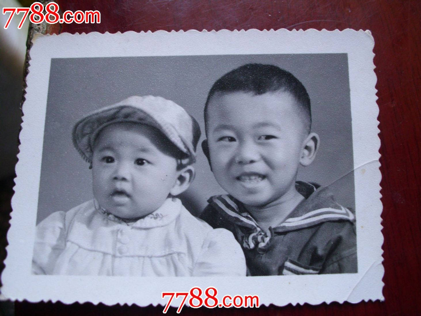 六十年代布纹相纸<em>哥妹</em>留影[7.5x6公分],老<em>照片</em>