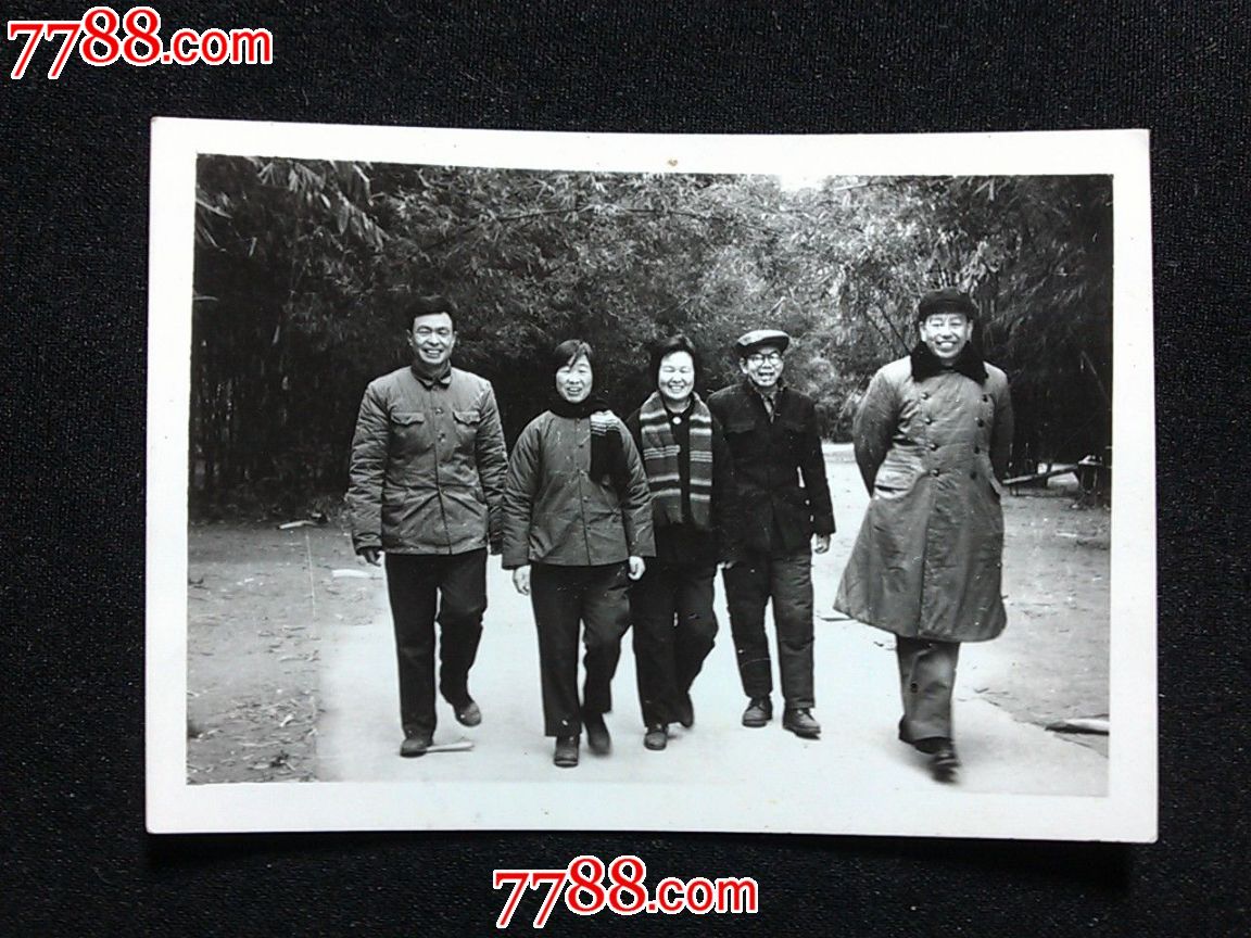 文革老照片:<em>兄弟姊妹</em>逛七星岩公园【有<em>题记</em>签