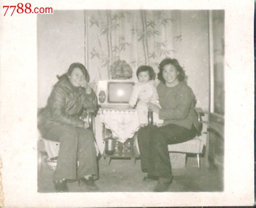 老照片(●g-309)---<em>姐妹</em>在老式黑白<em>电视机</em>前留