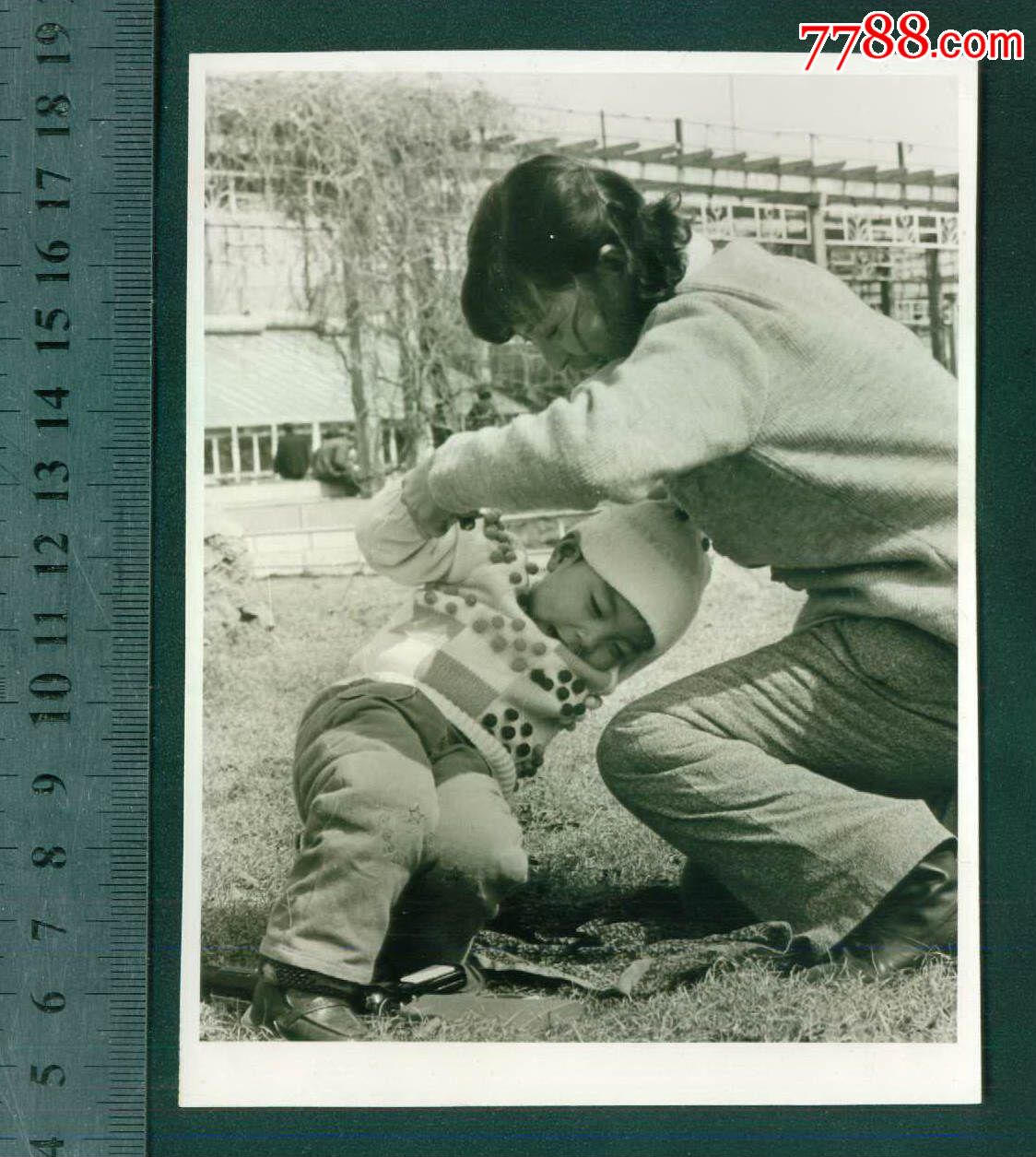 女编辑和儿子,1984年沈阳南湖花窖,大尺寸照片